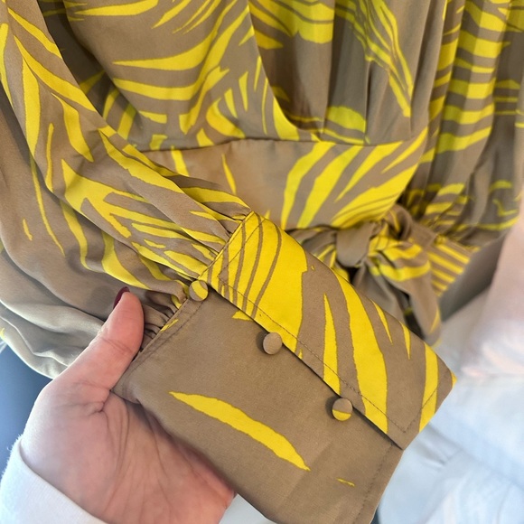 Banana Republic Women’s cropped wrap top with removable tie - Picture 6 of 9